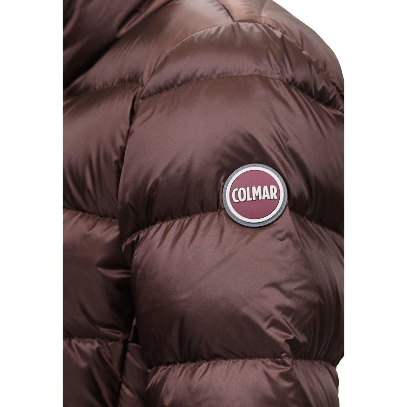 Piumino Colmar donna marrone scuro sciancrato. Giaccone invernale svasato idrorepellente con collo alto, imbottitura in piuma d'oca naturale certificata RDS, tessuto riciclato e patch logo Colmar Originals.