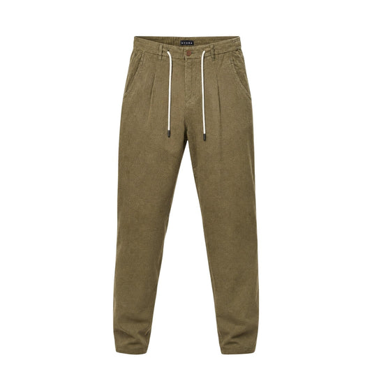 Pantaloni Regular Verdi Hydra Clothing; 100% Cotone. Pinces anteriori, vita con coulisse e bottone, tasche laterali. Tessuto naturale, leggero e fresco. Il comfort sartoriale per l'estate. Frontale stesa 
