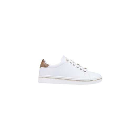 Sneakers Basse Donna Bianche Guess Stasey4; Scarpa tennis in poliuretano con dettagli dorati e tallone monogram. Suola piatta stabile con tacco di 2 centimetri, interno in tessuto e stile urban-chic. Laterale 
