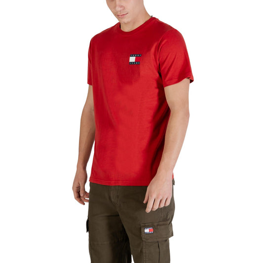 T-shirt Tommy Hilfiger Slim Essential; 100% Cotone. Vestibilità slim, logo flag ricamato sul petto, manica corta. T-shirt uomo fresca, resistente e dal design iconico. Colore rosso. Vista laterale