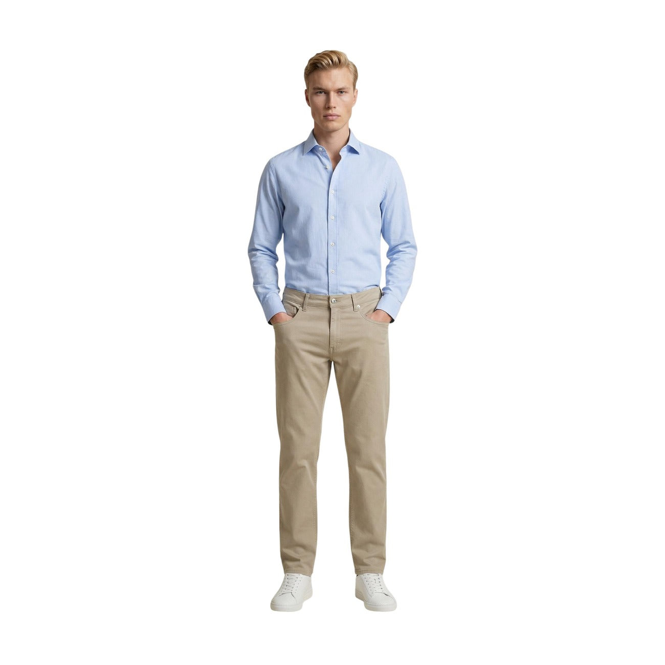 Pantaloni Slim Beige Guess Angels; Cotone Stretch Premium. Modello 5 tasche, vestibilità aderente e flessibile, stile casual-chic. L'indispensabile 4 stagioni per un guardaroba moderno. Figura intera frontale 