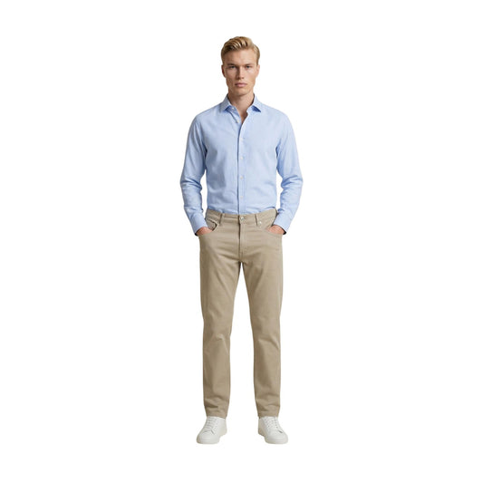 Pantaloni Slim Beige Guess Angels; Cotone Stretch Premium. Modello 5 tasche, vestibilità aderente e flessibile, stile casual-chic. L'indispensabile 4 stagioni per un guardaroba moderno. Figura intera frontale 