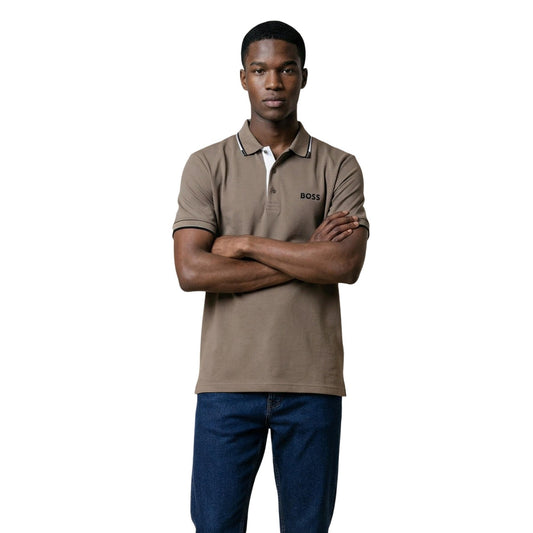 BOSS Polo 10226584; misto cotone-poliestere stretch, logo ricamato, colletto a contrasto. La polo versatile per uno stile casual-raffinato. Colore marrone vista frontale 
