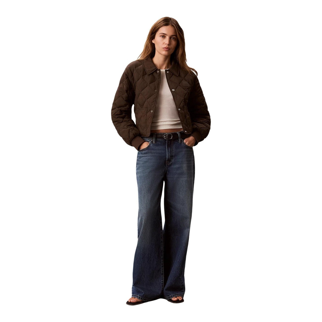 Giacca corta marrone donna Calvin Klein Jeans Dark Coffee trapuntata a rombi. Giacchetto boxy fit impermeabile e antivento con colletto classico, bottoni a pressione, tasche laterali e patch logo Monogram Calvin Klein, abbigliamento donna autunno inverno.
