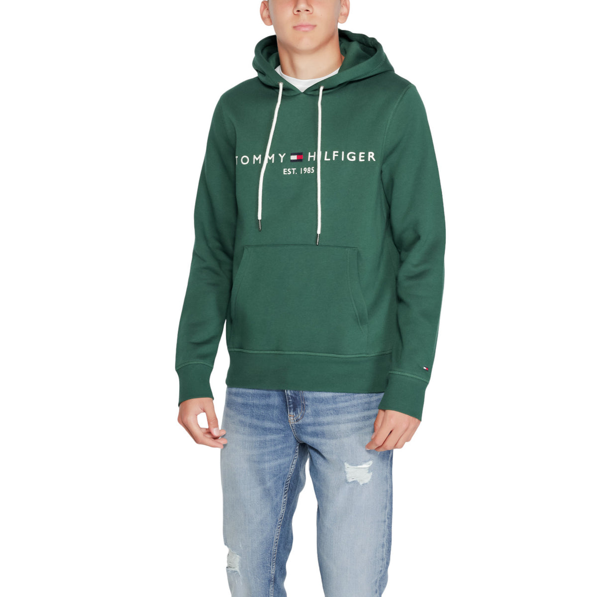 Felpa Tommy Hilfiger uomo verde Ornamental Green con cappuccio MW0MW11599. Felpa pesante in misto cotone felpato con tasca a marsupio, lacci a contrasto e logo Tommy Hilfiger sul petto, abbigliamento casual uomo autunno inverno.