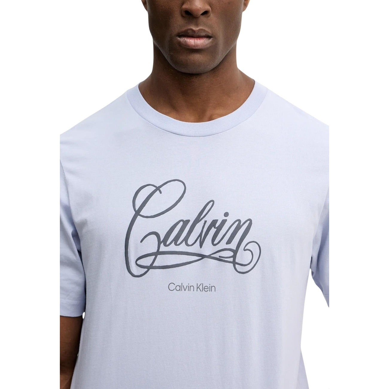 T-shirt CK Jeans Blu; 100% Cotone. Regular fit, logo stampato sul petto, scollatura tonda. Traspirante, leggera e versatile per outfit casual. Dettaglio logo 