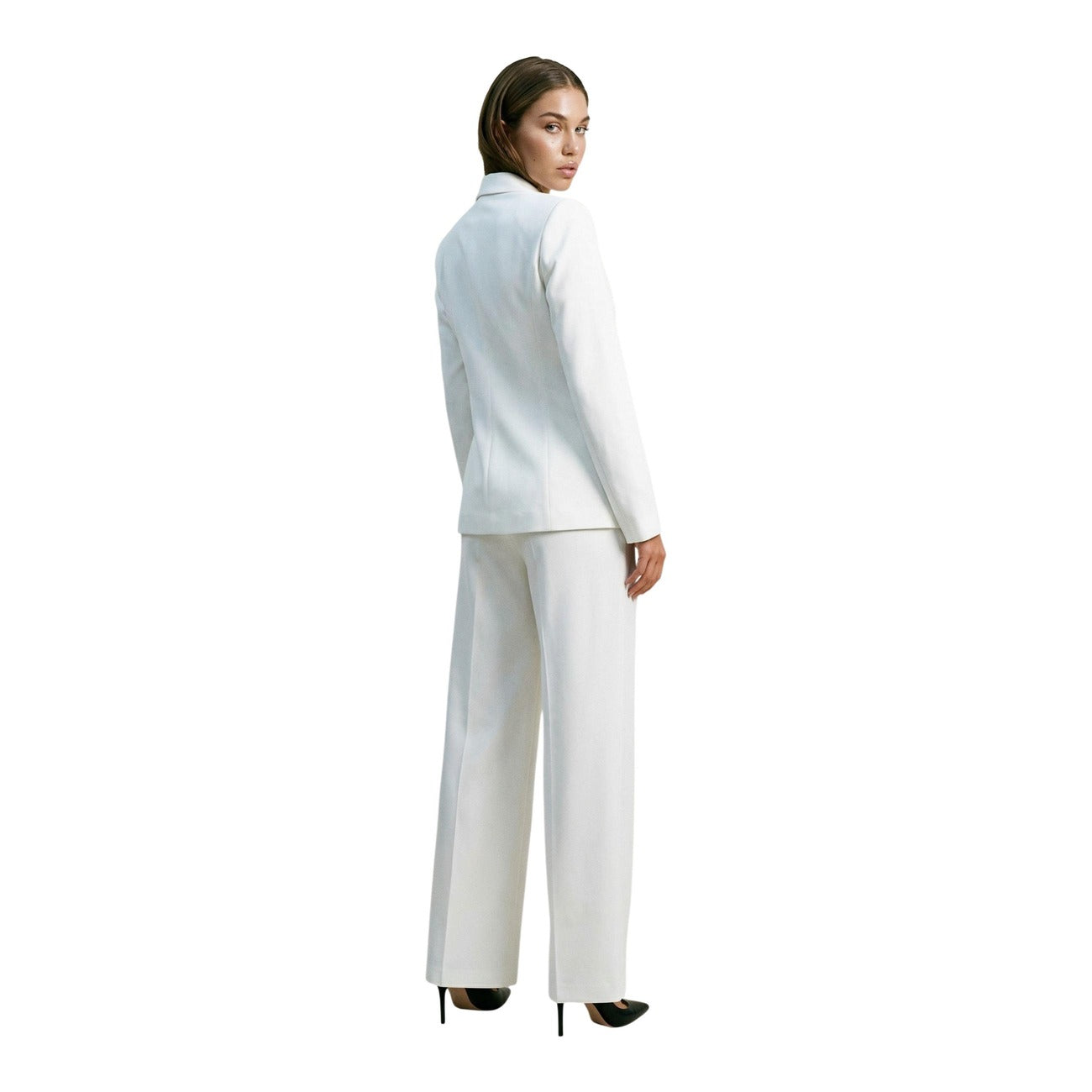 Blazer Doppiopetto I AM; 88% Poliestere, 12% Elastan. Colore Panna, Slim Fit, bottoni metallici, revers a lancia. Giacca donna elegante, leggera e antipiega, Made in Italy. Vista posteriore 