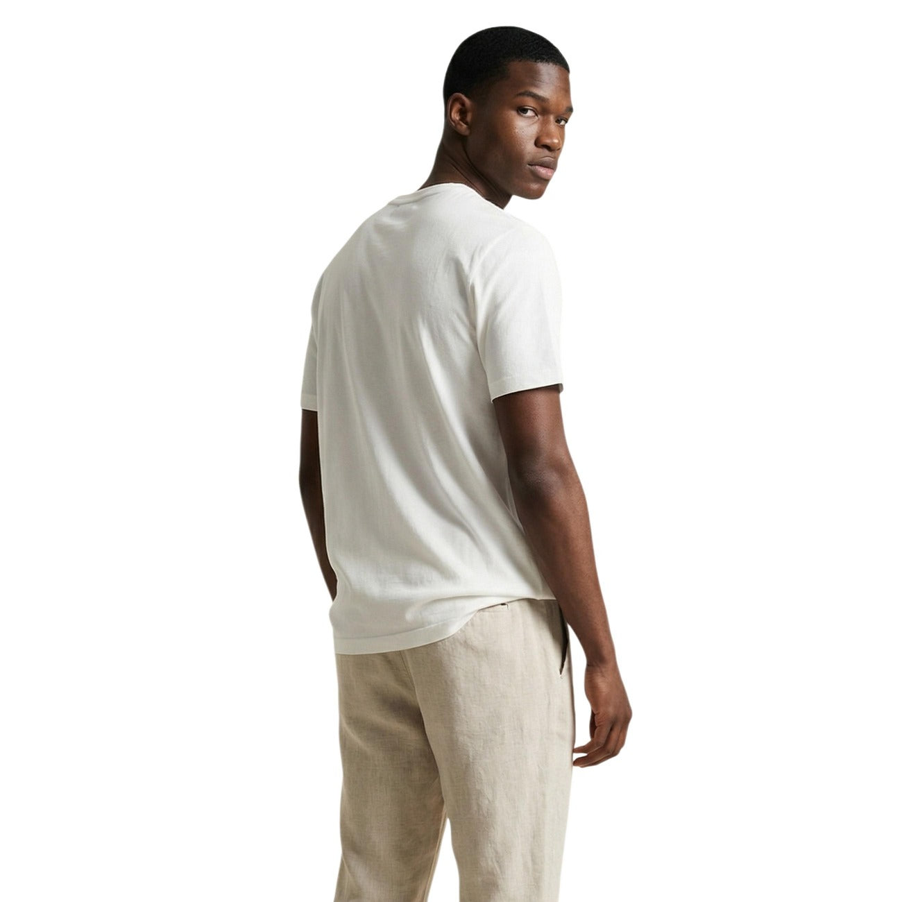 Gianni Lupo Maglia bianca in Filo S26; maglieria estiva a manica corta, tessuto fresco e setoso, perfetta per outfit smart-casual in abbinamento a pantaloni eleganti o denim. Vista posteriore 