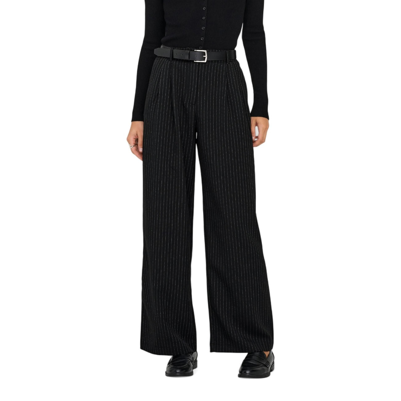 Only Pantaloni Palazzo Gessati nero. vita alta con pinces, tessuto fluido e sostenibile. Design slanciante con riga verticale, perfetto per un guardaroba professionale e moderno. Vista frontale