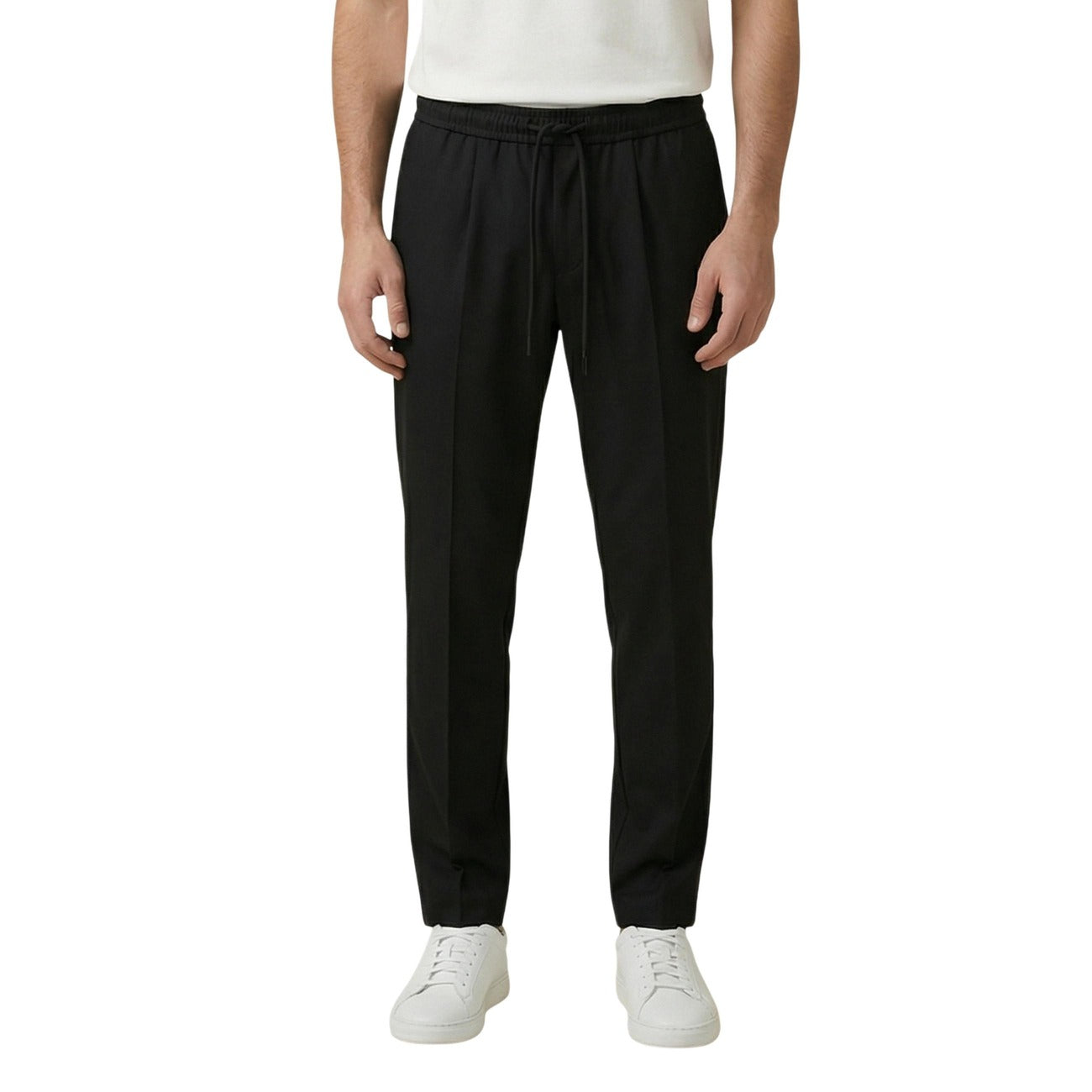 Gianni Lupo Pantaloni neri Comfort Stretch; vita con elastico e laccio, piega classica e tessuto flessibile, il perfetto equilibrio tra eleganza moderna e massima libertà di movimento. Vista frontale 