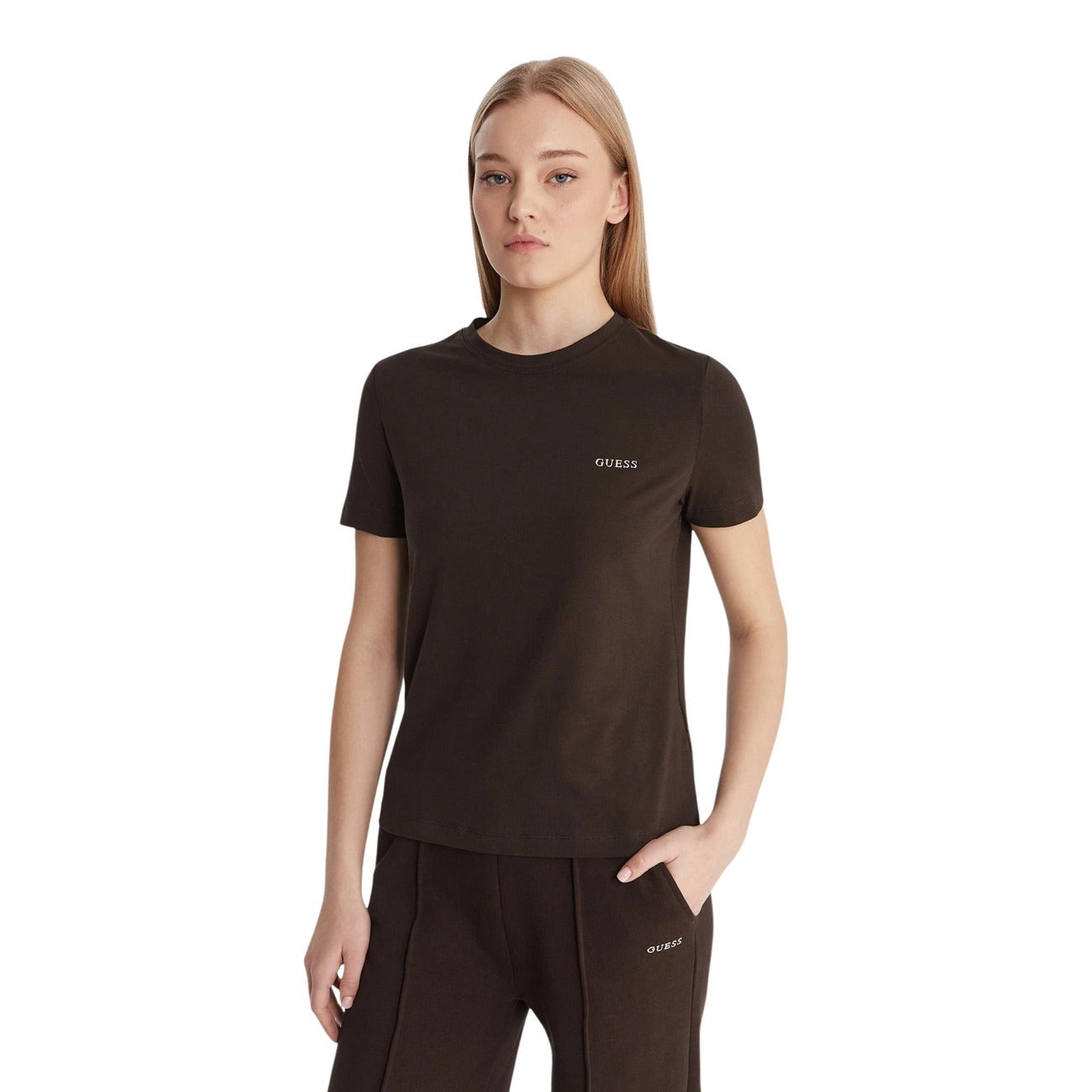 T-shirt Guess Active donna marrone scuro modello V6RI07 J1314. Maglietta a maniche corte da donna in cotone stretch con scollo tondo e mini logo Guess sul davanti, t-shirt sportiva leggera e casual per il tempo libero e il fitness della collezione primavera estate.