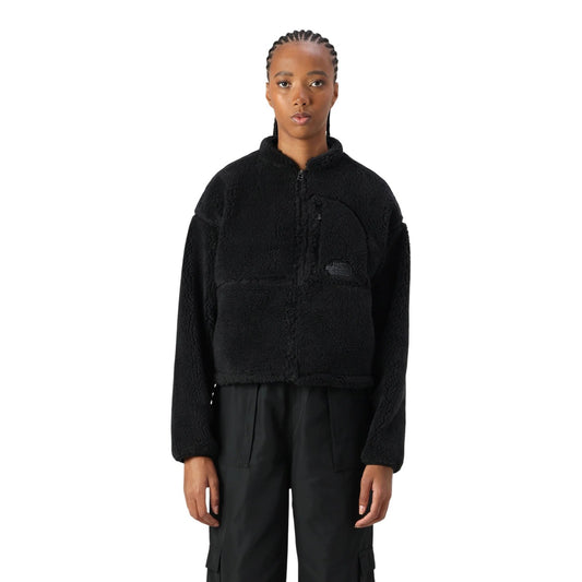 Cappotto pile nero donna The North Face NF0A8KQY. Giacca spessa in sherpa pile 100% poliestere riciclato con cerniera frontale, logo ricamato, tasca sul petto e tasche scaldamani.