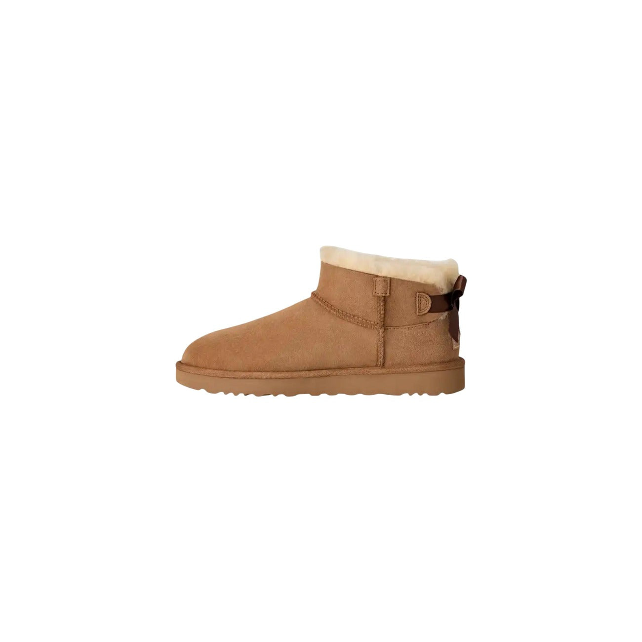 UGG Ultra Mini Bailey Bow donna Chestnut 1185491. Stivaletti bassi in pelle scamosciata beige foderati in caldo montone con fiocco in raso posteriore, suola leggera in EVA e trattamento idrorepellente.