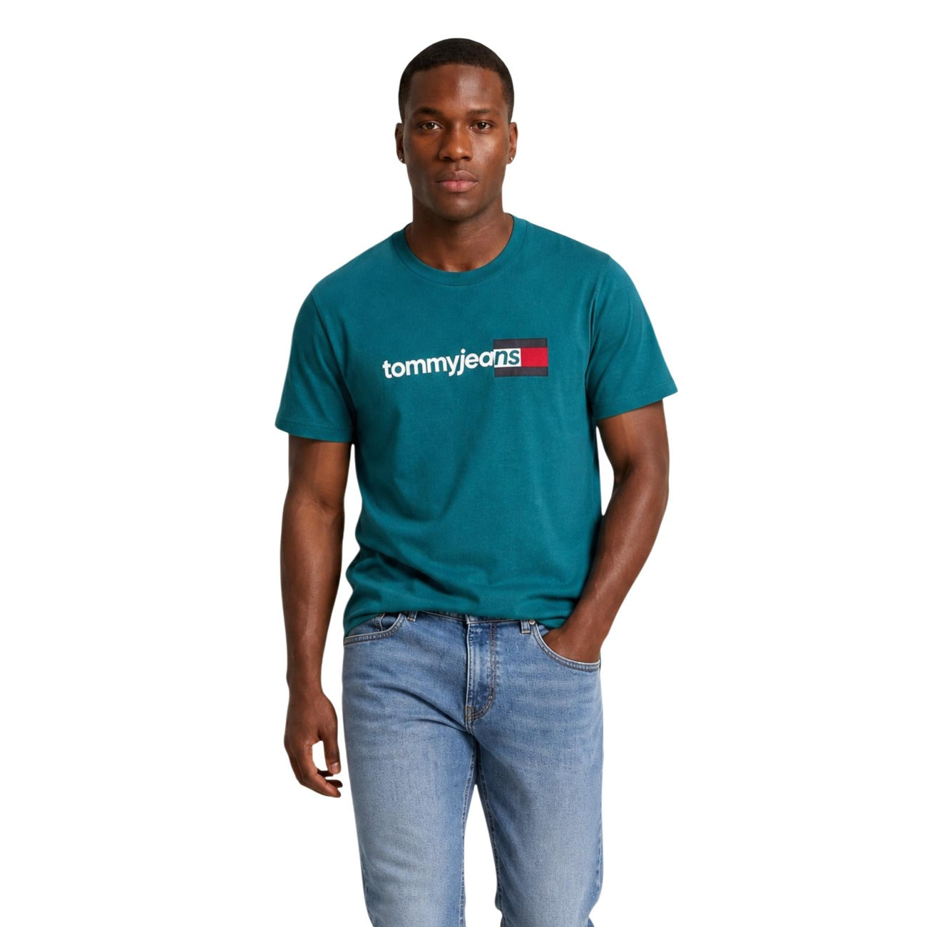 T-shirt Verde Tommy Jeans; Logo Print. 100% Cotone Rigenerato. Vestibilità regolare, traspirante e sostenibile. Il basic immancabile del guardaroba maschile. Vista frontale 