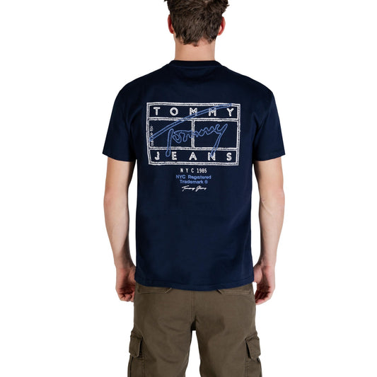 T-shirt Tommy Jeans Blu; 100% Cotone Rigenerato. Regular fit, stampa logo frontale, mini flag sulla manica. Comfort sostenibile, stile casual 4 stagioni. Vista posteriore 