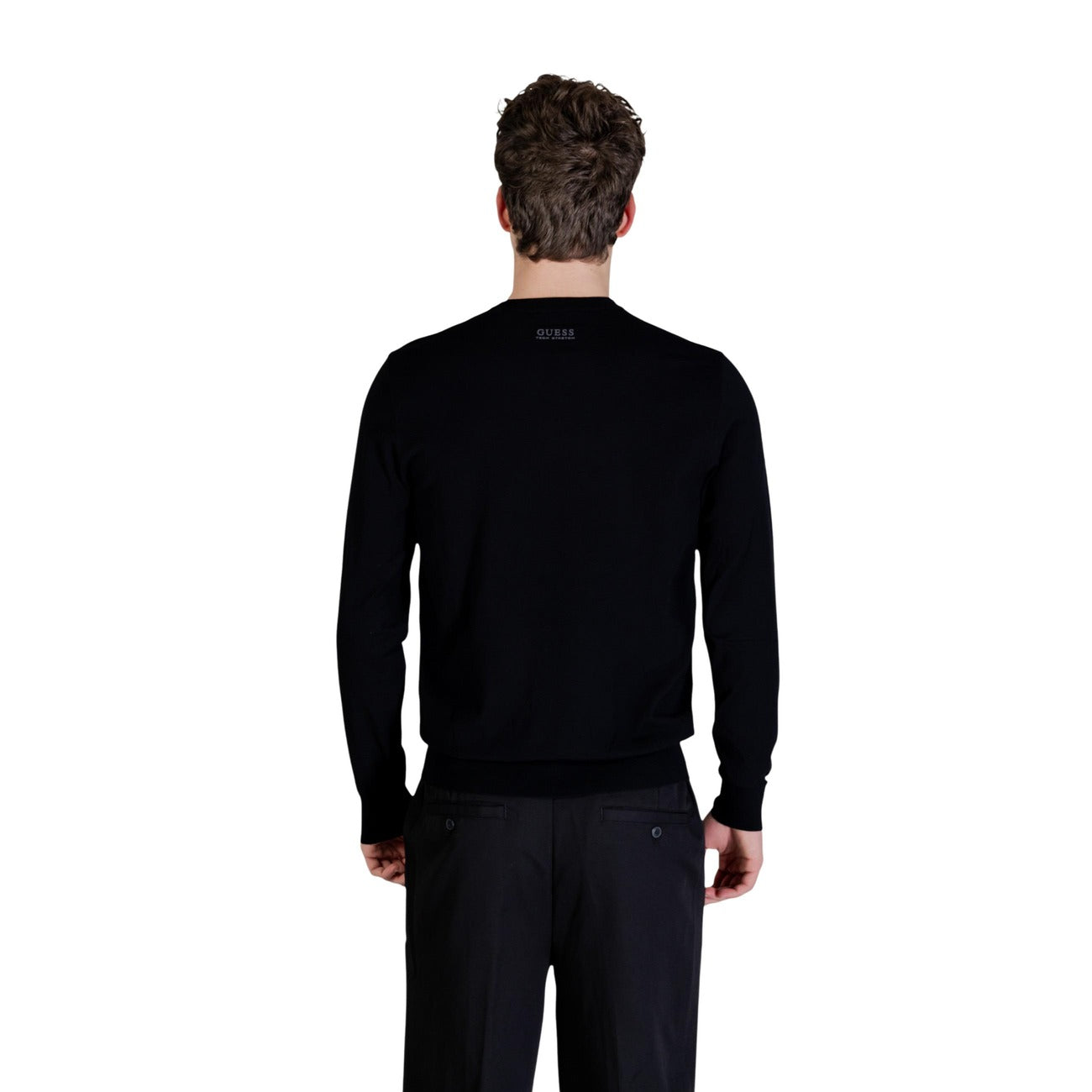 Maglia Guess Kadir Tech; Nero. 80% Viscosa, 20% Poliestere. Girocollo, maniche lunghe, tessuto tecnico morbido. Ideale per la mezza stagione, stile casual-chic. Posteriore 