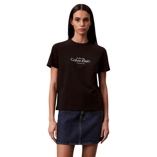 Calvin Klein NYC Logo Tee; 100% cotone, girocollo, stampa frontale. La t-shirt da donna iconica dal gusto metropolitano e vestibilità confortevole. Colore nero. Vista frontale 