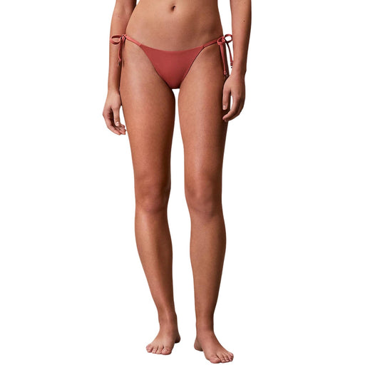 Slip Bikini CK Intense Power Rosa; Side Tie. Tessuto Lycra XTRA LIFE®, vita media, chiusura con lacci laterali. Interamente foderato, asciugatura rapida, vista frontale 