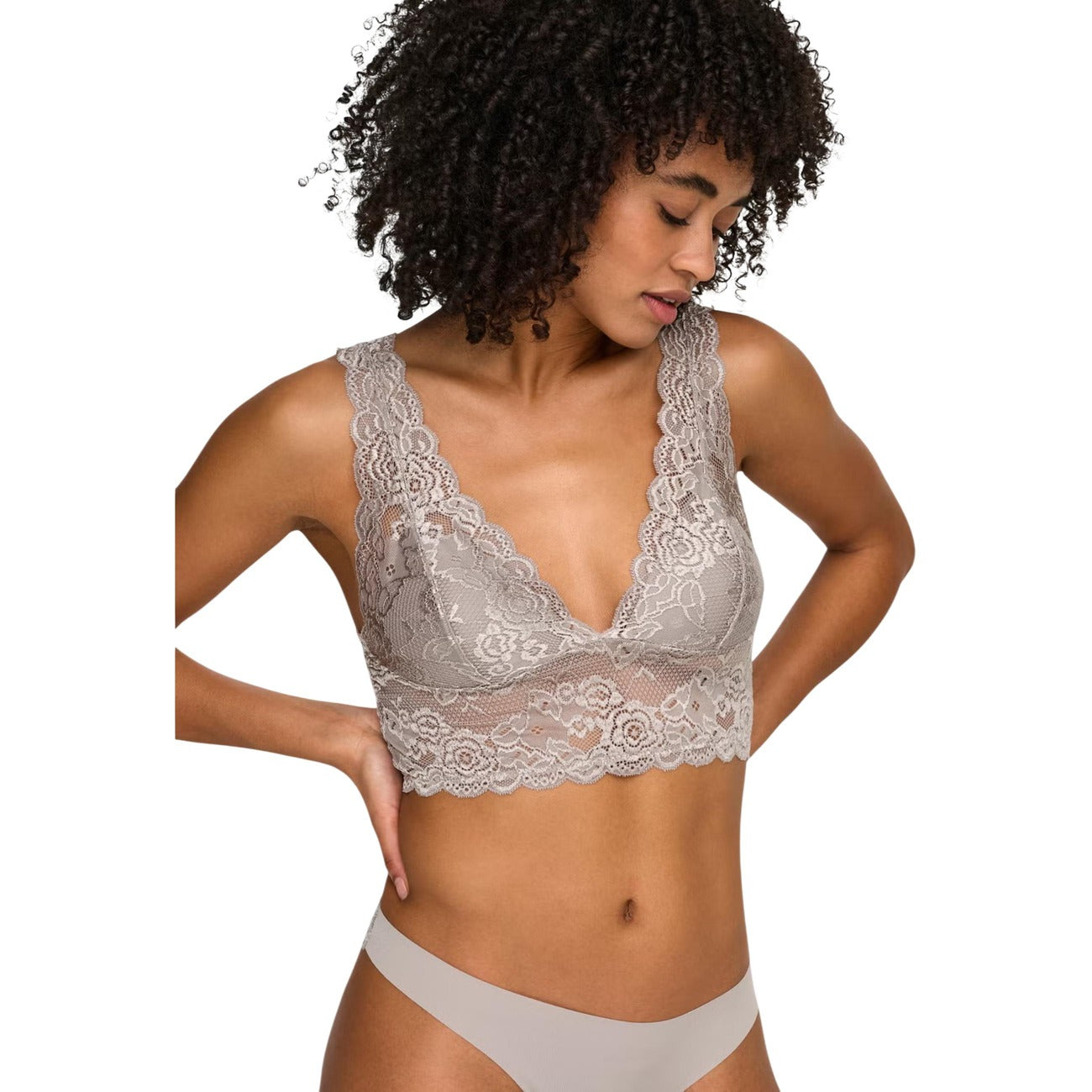 Reggiseno Bralette Pizzo Beige Donna Only Chloe; Tessuto 100% poliestere ricamato a tinta unita con scollo a V e spalline larghe. Sostegno leggero comfort per 4 stagioni. Vista frontale 