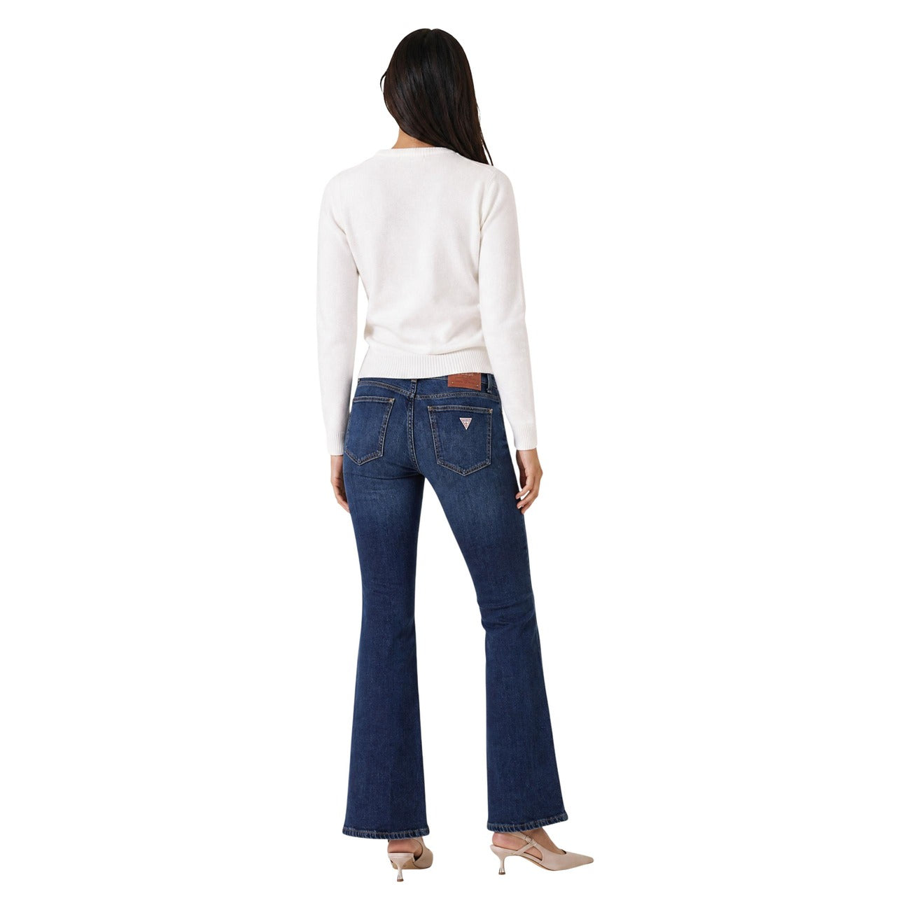 Maglia Guess donna bianca con orsetto Alicia Bear W6BR84 Z1927. Pullover girocollo a manica lunga in filato morbido con stampa intarsio orsetto e logo Guess, bordi e polsini lavorati a coste.