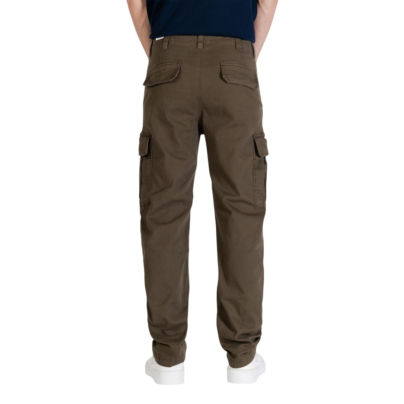 Pantaloni Cargo Tapered Tommy Hilfiger; Verde. Cotone rigenerato, vestibilità comoda affusolata, tasche laterali con patta. Stile utility iconico e sostenibile, ideale per la stagione fredda. Posteriore 