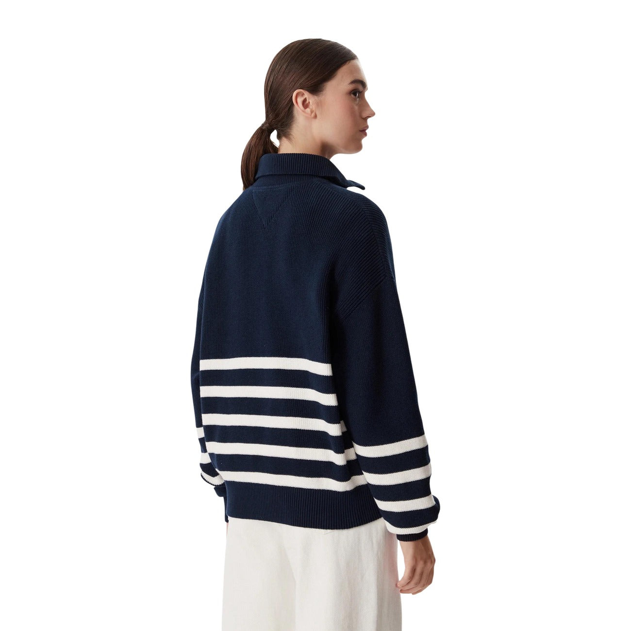 Maglia Tommy Jeans donna a righe blu DW0DW22928. Pullover oversize con mezza cerniera e collo alto in 100% cotone biologico, fantasia marinière e patch logo classico, abbigliamento donna autunno inverno.
