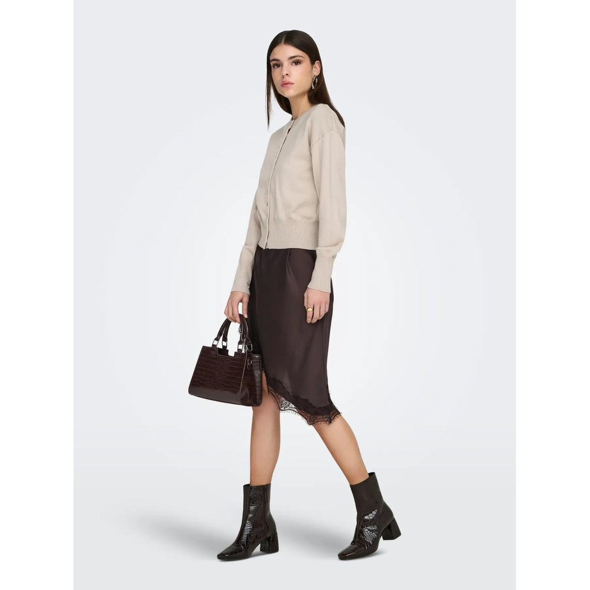 Cardigan in maglia piatta da donna Only codice 15377295 con bottoni frontali, spalle cadenti e scollo paricollo nei colori beige e marrone.