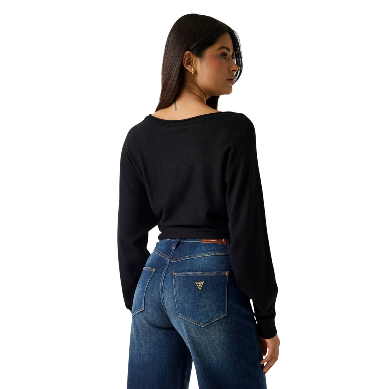 Maglia Donna Nera Guess; Viscosa elasticizzata. Taglio oversize, maniche lunghe a pipistrello, girocollo. Maxi logo frontale con applicazioni gioiello luminose, stile casual-glamour. Vista posteriore 