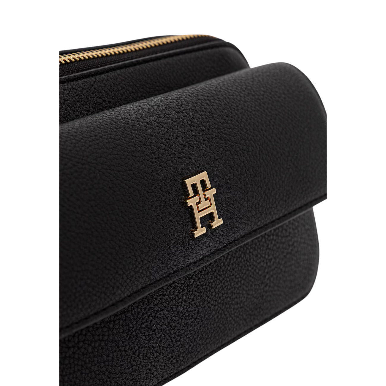 Borsa Camera Bag Donna Tommy Hilfiger; Nero. Finitura martellata, chiusura con zip, tracolla rimovibile e tasca frontale con patta. Monogramma TH dorato, misure compatte (22x12 cm) e capienza 1 litro. Vista Dettaglio logo 