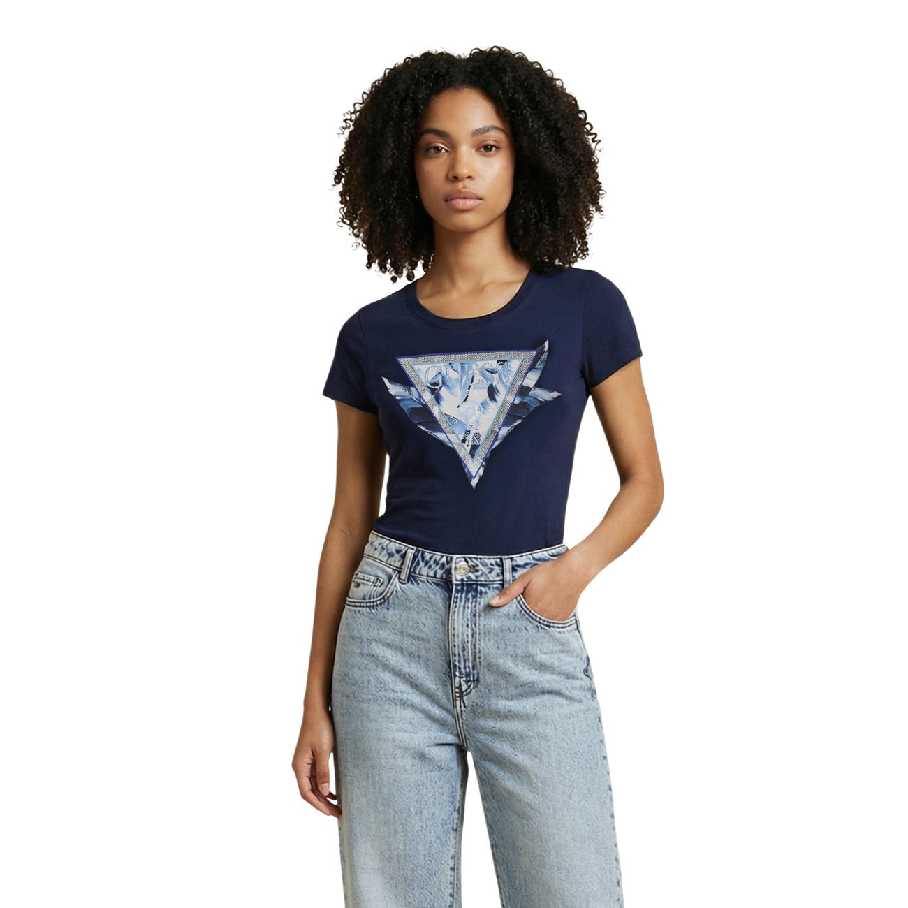 Guess T-shirt Logo Piume; cotone elasticizzato, scollo tondo, design iconico. La maglietta versatile con il tocco distintivo Guess. Colore blue. Vista frontale 