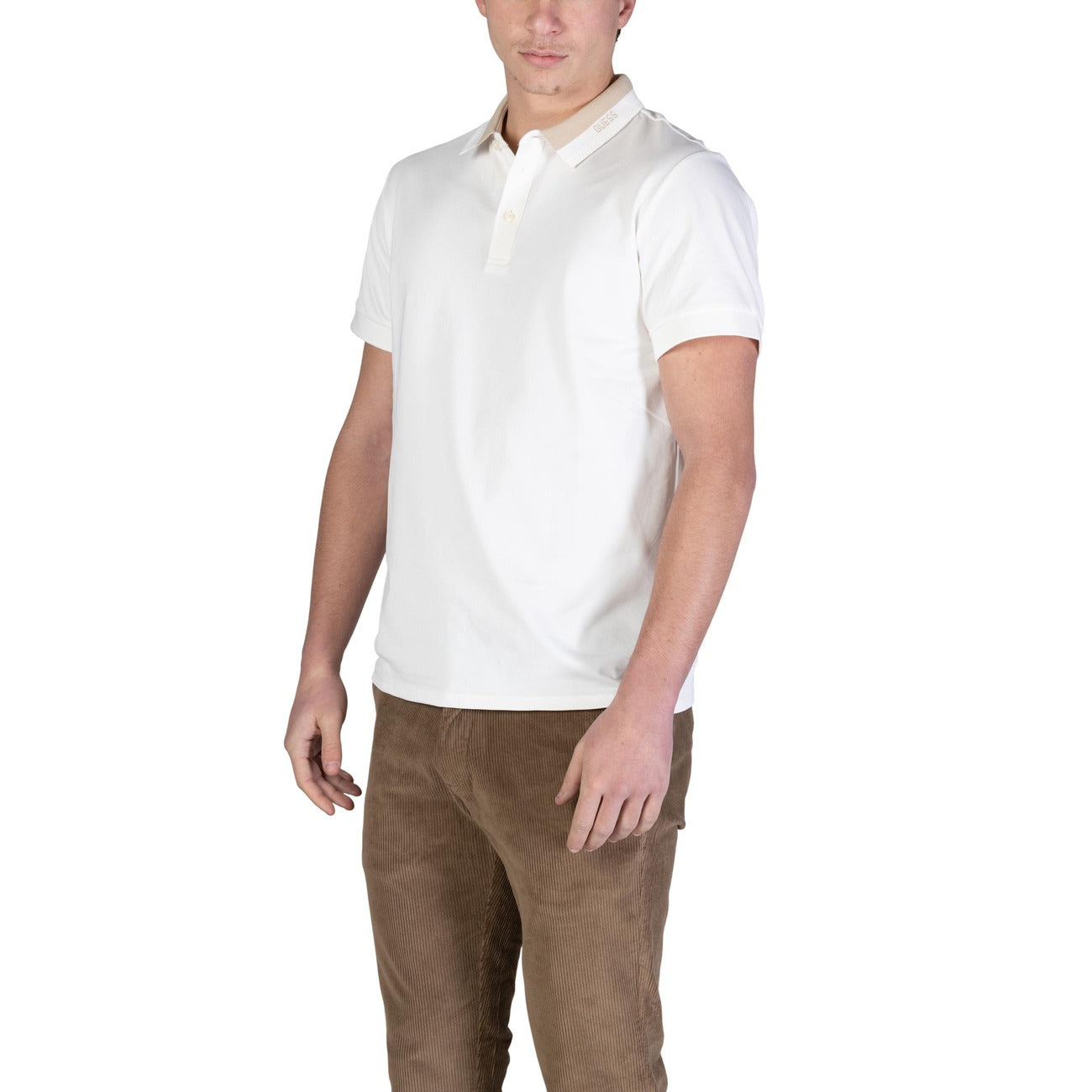 Polo Guess SS Paul; avorio. Misto cotone ed elastene. Colletto logato, chiusura a 3 bottoni, maniche corte. Comfort elasticizzato e stile iconico per il tempo libero. Frontale 