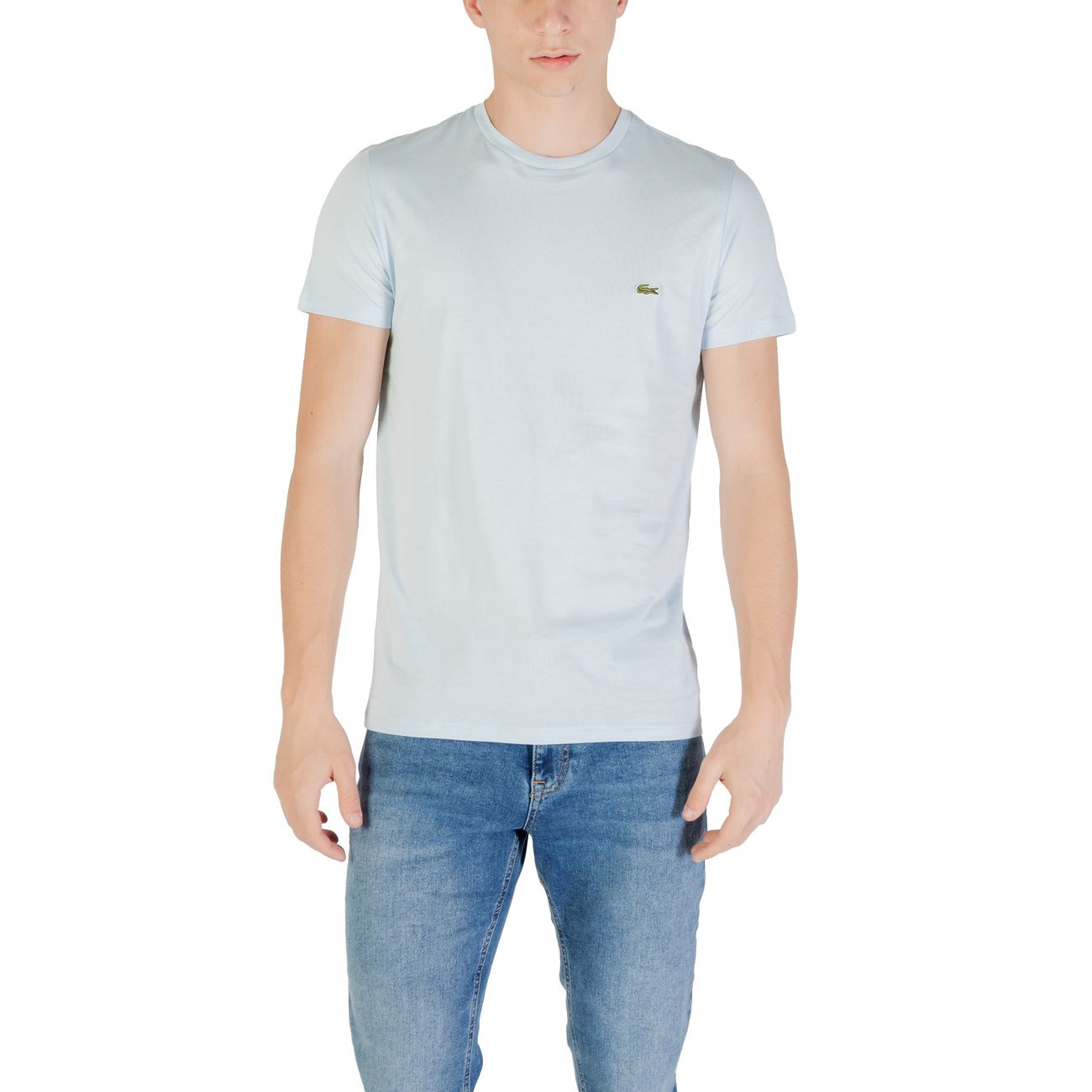 T-shirt Lacoste Basic Logo uomo azzurro bianco con logo maniche corte scollo tondo - vista frontale indossata da modello