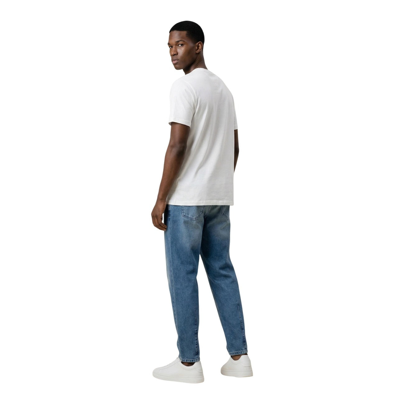 Tommy hilfiger jeans t-shirt bianca manica corta Realizzata in 100% cotone rigenerato. Piccolo logo Tommy Hilfiger ricamato sul petto. Vista posteriore retro indossata da modello figura intera 