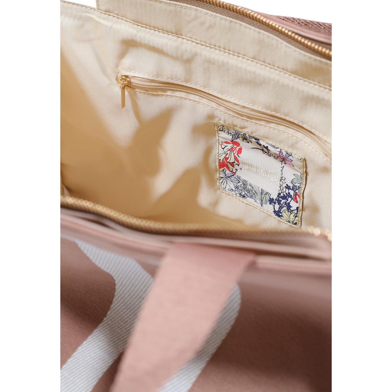 Borsa Shopper Liu Jo 2 L Tote; 100% Poliestere. Maxi logo frontale, design squadrato, doppi manici robusti. Borsa donna grande, leggera e ultra-capiente. Dettaglio cerniera 