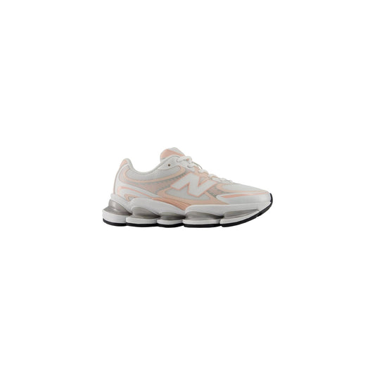 Sneakers da donna New Balance rosa modello platform con suola spessa ABZORB e tomaia in tessuto sintetico traforato. Scarpe sportive di tendenza per outfit streetwear e casual. Vista laterale 