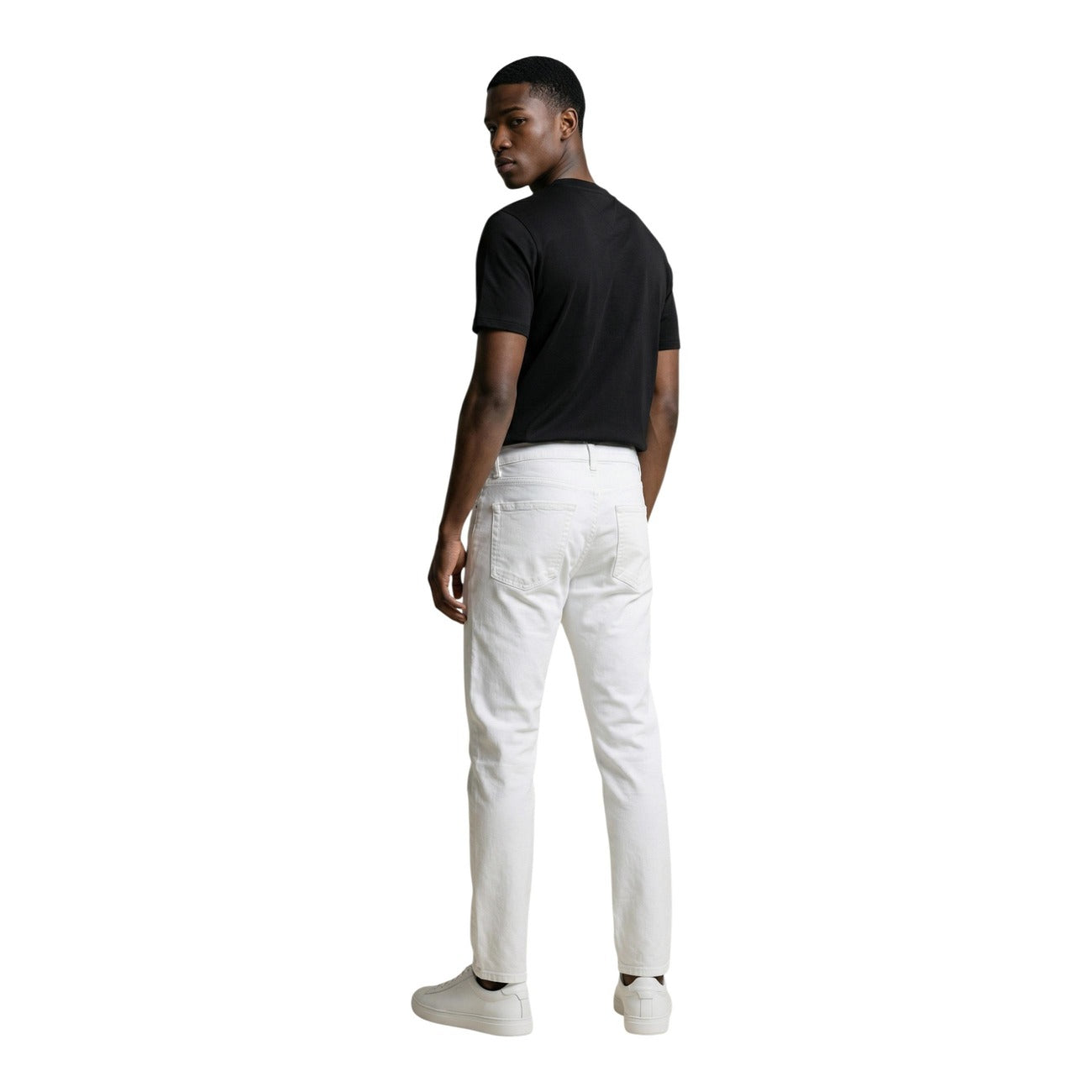 T-shirt uomo Tommy Hilfiger Jeans nera in cotone a maniche corte con stampa logo e scollo tondo vista posteriore figura intera indossata da modello 