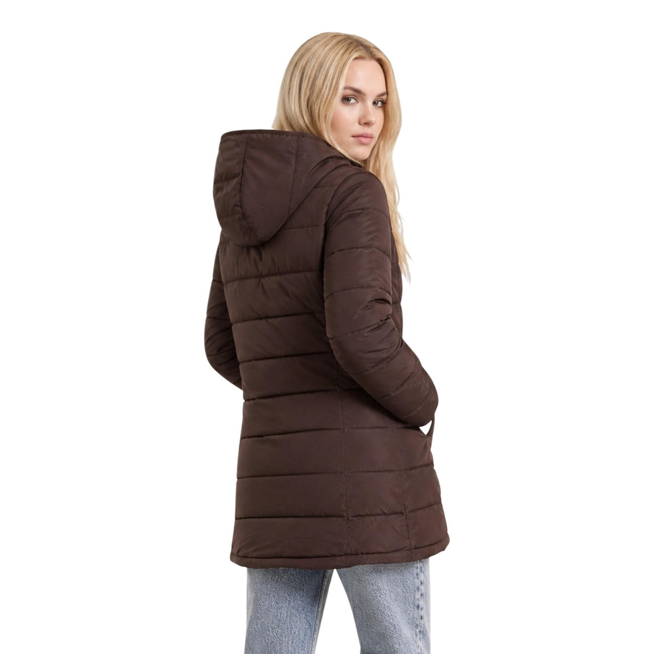 Piumino Lungo Trapuntato Marrone Donna Guess Active New Aleta; Tessuto 93% poliestere e 7% elastam con cappuccio e chiusura a zip doppio cursore. Logo sul petto, stile invernale casual-chic. Posteriore 
