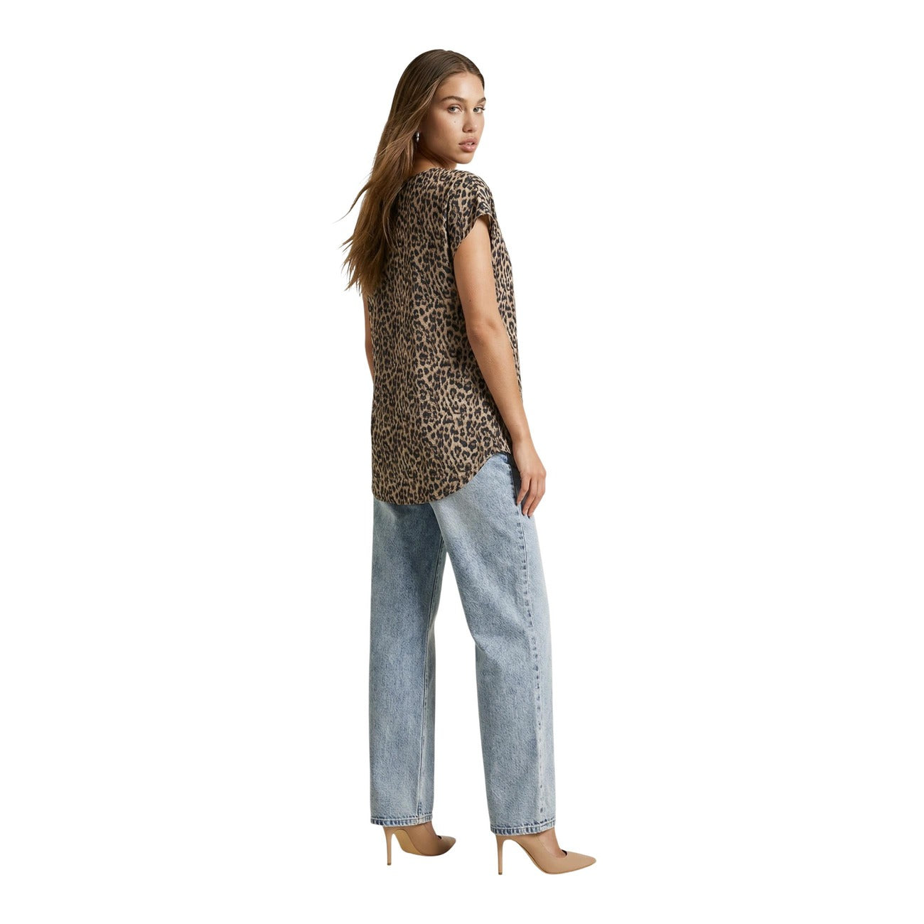 Blusa Only ONLNOVA LIFE; 100% Viscosa. Maniche corte, scollo rotondo, stampa grafica moderna. Vestibilità fluida e leggera. Top donna casual-chic per l'estate. Leopardat vista Posteriore intera 