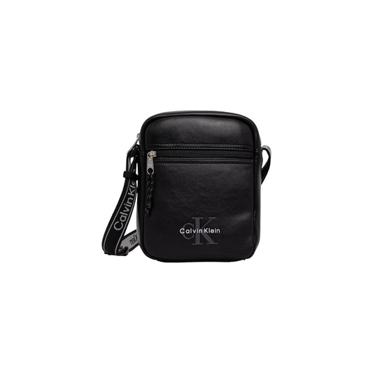 Borsa Tracolla Uomo Calvin Klein Bold Reporter; Nero. 100% Poliuretano liscio, maxi logo frontale, tracolla in nastro logato, tasca esterna zippata. Dimensioni intermedie (18x23 cm), stile casual-streetwear 4 stagioni. Vista frontale 