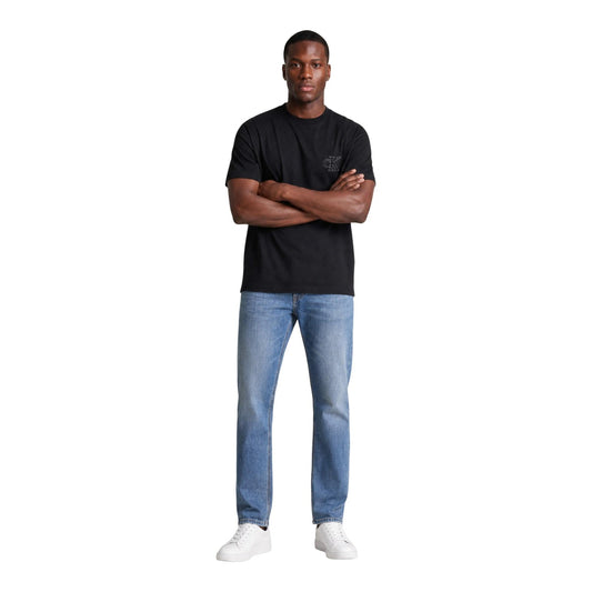 T-shirt Nero Calvin Klein; Logo Goffrato in rilievo. 100% Jersey di Cotone. Vestibilità regolare, girocollo a costine, morbidezza premium. Stile minimalista e ricercato. Figura intera 