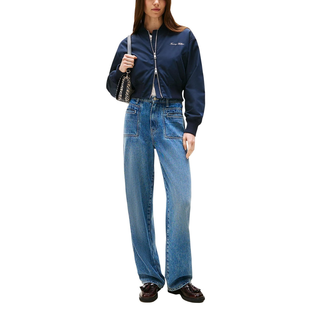 Bomber Crop Tommy Hilfiger; Blu Navy. Tessuto idrorepellente, imbottitura termica, fit rilassato. Dettagli a coste, chiusura con zip e logo ricamato. Giacca corta funzionale e di tendenza. Figura intera 