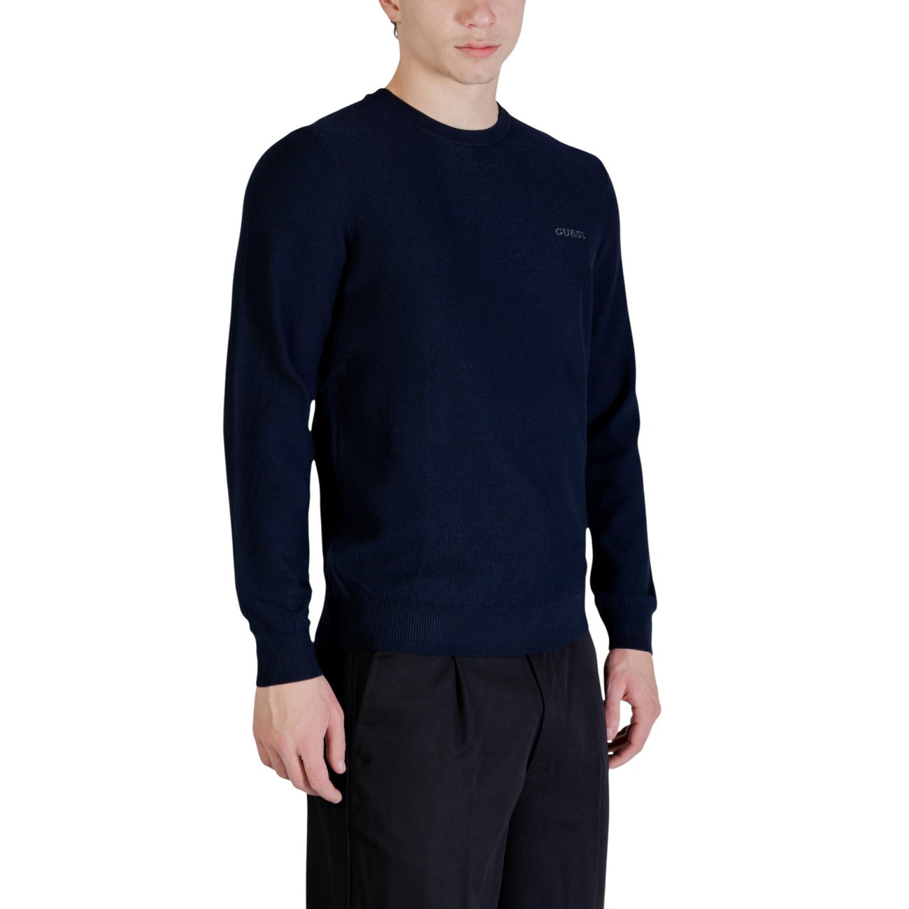 Maglia Guess Karim; Blu. 70% Lyocell, 30% Poliestere. Lavorazione piqué, girocollo, logo ricamato. Tessuto morbido e traspirante, stile casual elegante.