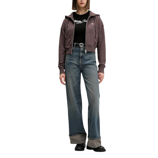 T-shirt Tommy Jeans DW0DW21838; 95% Cotone Rigenerato. Vestibilità slim, logo ricamato, jersey stretch. Maglia donna ecosostenibile, flessibile e di tendenza Colore nero vista frontale Figura intera