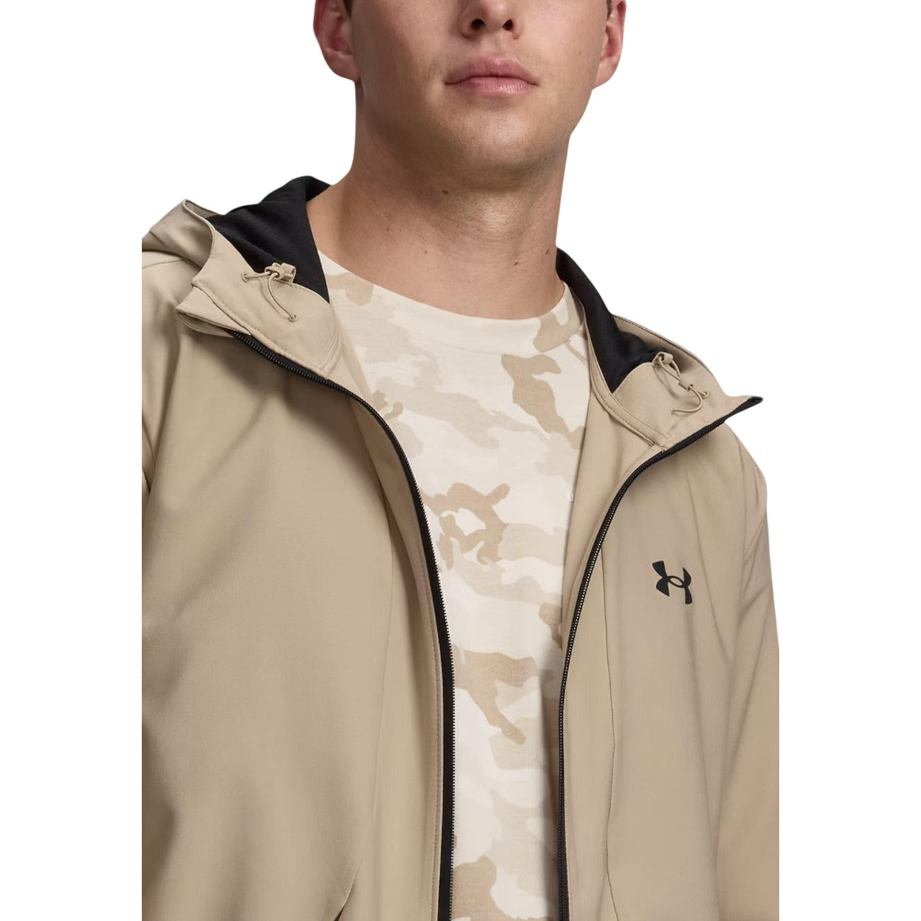 Giacca Uomo Beige Under Armour Unstoppable Woven; Capospalla leggero elasticizzato idrorepellente con cappuccio regolabile. Tasche con zip, chiusura centrale con cerniera, stile activewear e urban-streetwear. Frontale 