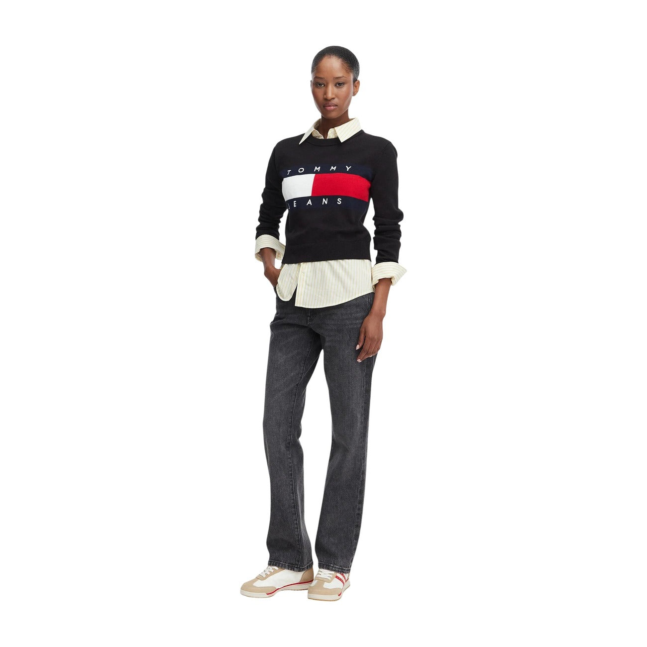 Maglia Tommy Jeans donna nera DW0DW22930. Pullover girocollo in 100% cotone biologico con logo flag oversize intarsiato sul petto, vestibilità regular e spalle calate, abbigliamento donna autunno inverno.