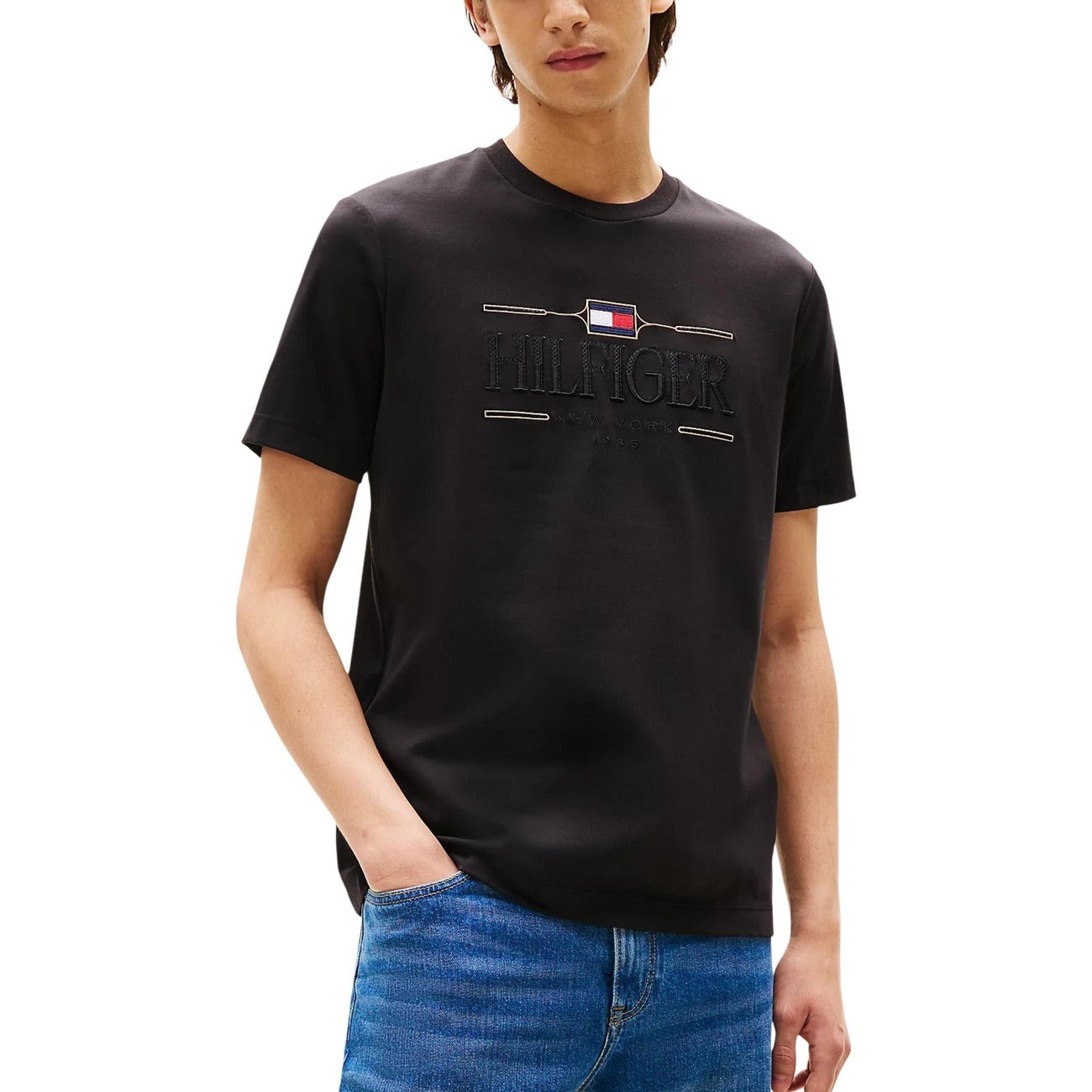 T-shirt Tommy Hilfiger Icon Nera; Cotone Sostenibile BCI e Stretch. Logo ricamato, impunture a contrasto, vestibilità flessibile. Stile casual premium, traspirante e resistente. Vista frontale 