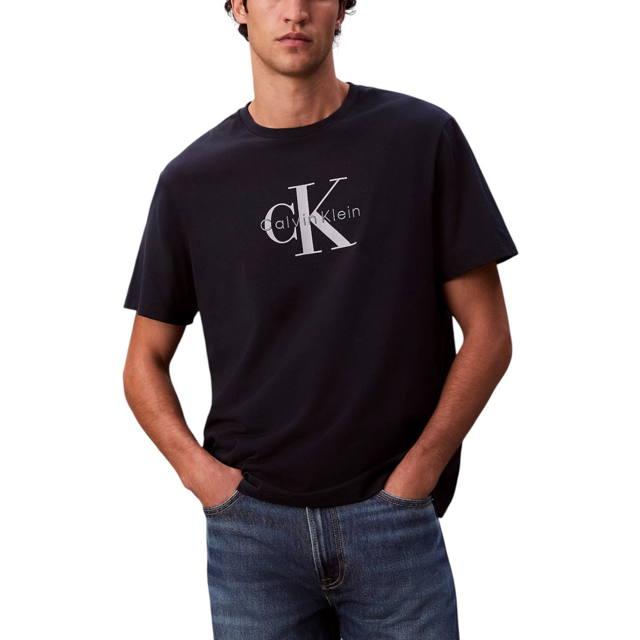 T-shirt Calvin Klein Jeans con monogramma logo uomo nera con stampa maniche corte scollo tondo - vista frontale indossata da modello