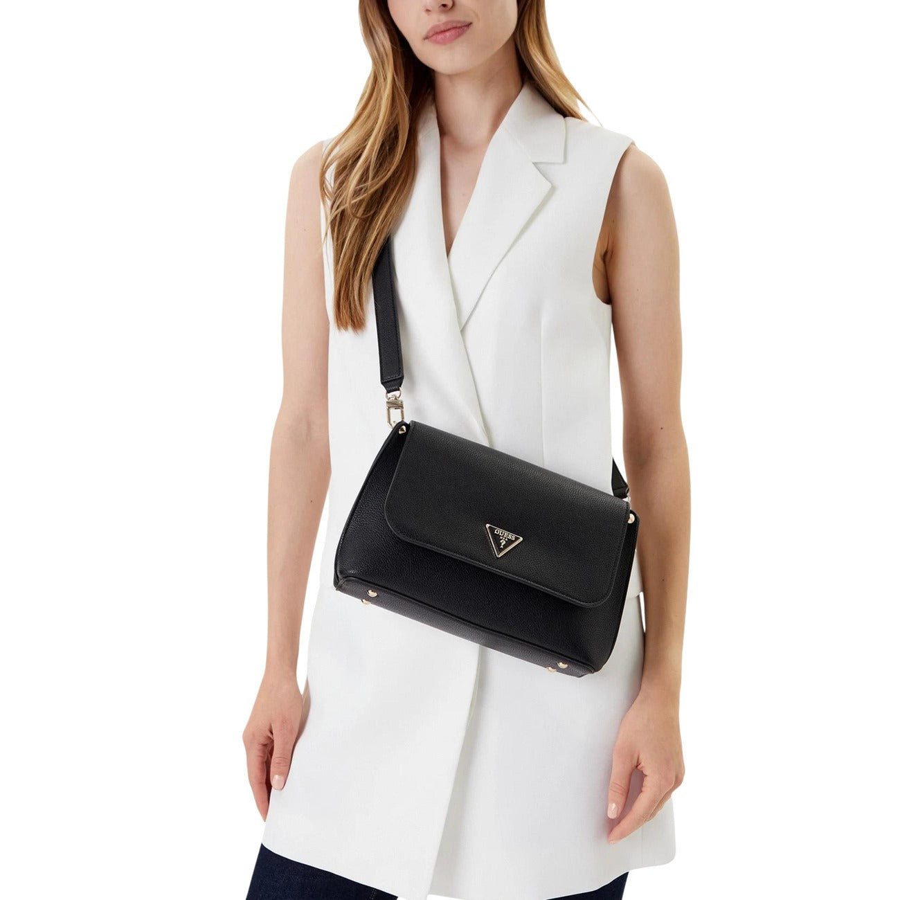 Borsa Guess donna nera a tracolla con logo chiusura con cerniera 100% poliuretano - vista frontale indossata da modello
