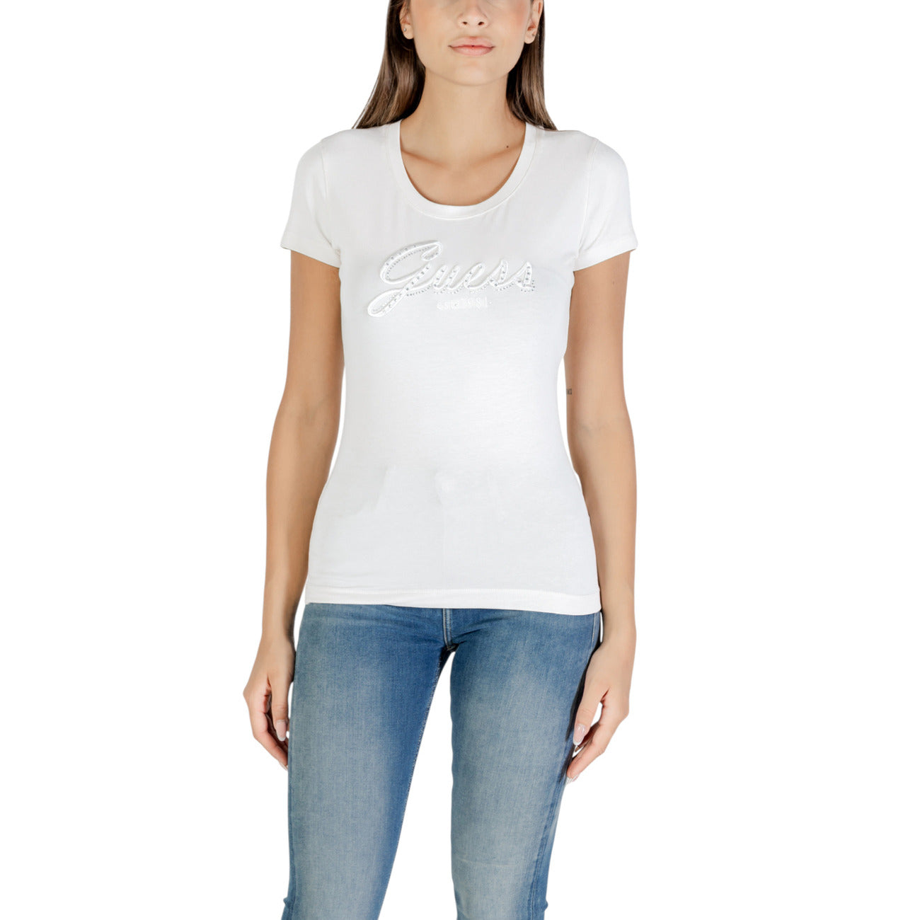 T-shirt Guess EMBRO SCRIPT LOGO donna bianca con strass maniche corte scollo tondo 95% cotone 5% elastan - vista frontale indossata da modello