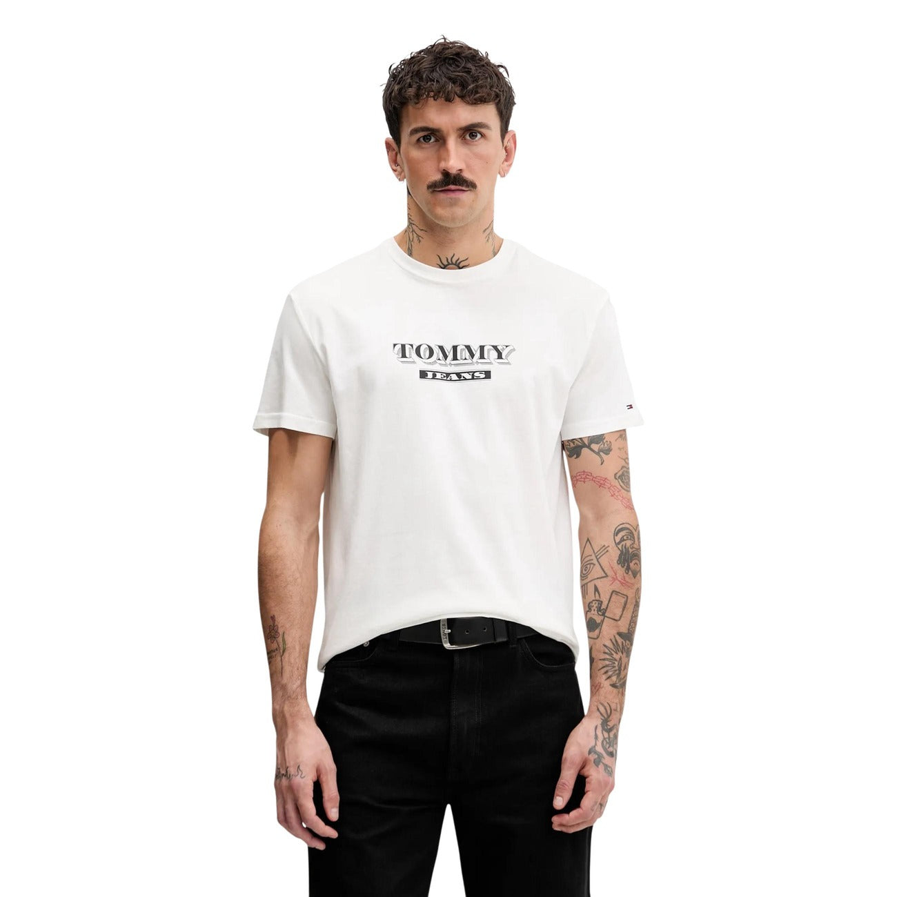 T-shirt Calvin Klein Jeans bianco NYC; 100% Cotone. Logo frontale stampato, maniche corte, vestibilità regular. Capo versatile 4 stagioni, stile casual-urbano autentico.